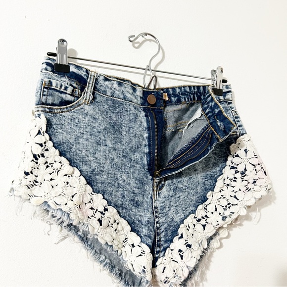 36 Point 5 Denim Jean Shorts Crocheted Lace Details Patch Pockets Acid Wash - Picture 3 of 9